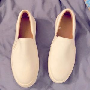 Universal Thread size 5M canvas slip on sneakers